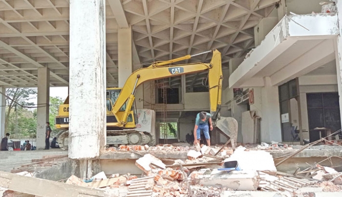 নকশা না মেনে ভবন নির্মাণ করায় ভবনের অবৈধ অংশ গুঁড়িয়ে দিয়েছে সিডিএ