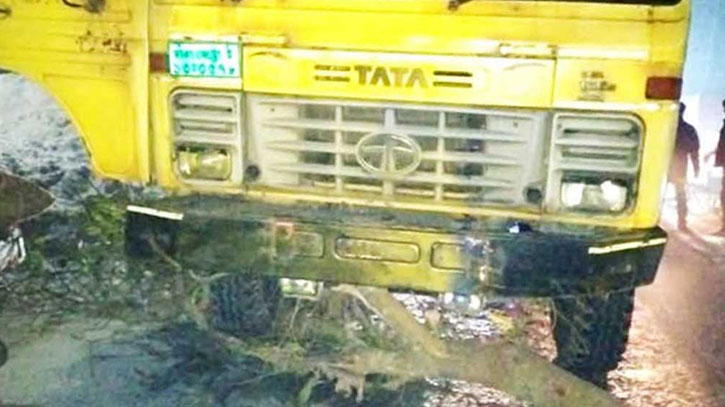পাবনায় মধ্যরাতে সড়কে গাছ ফেলে ৪০ গাড়িতে ডাকাতি