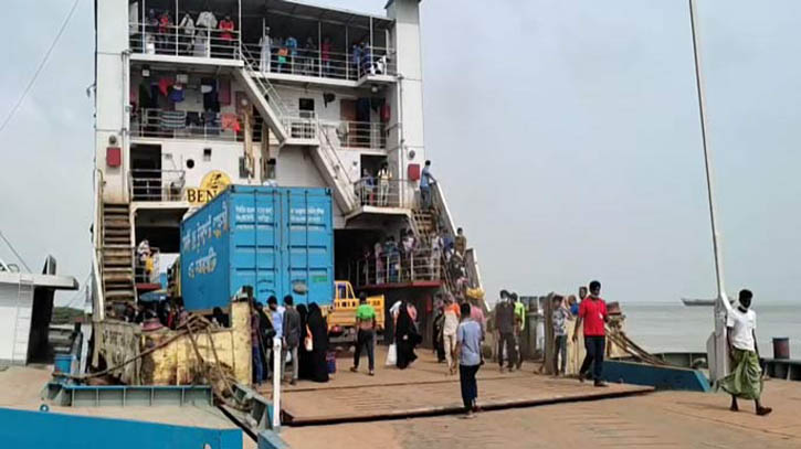 দৌলতদিয়ায় ঢাকায় ফেরা মানুষের চাপ বাড়ছে 