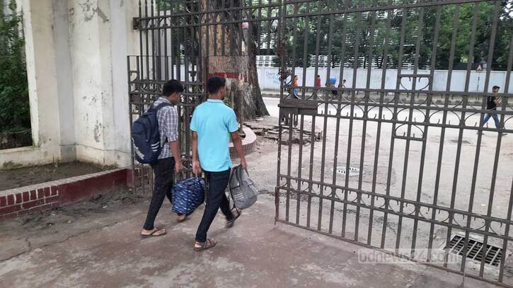 আতঙ্কে ঢাবির হল ছাড়ছেন শিক্ষার্থীরা
