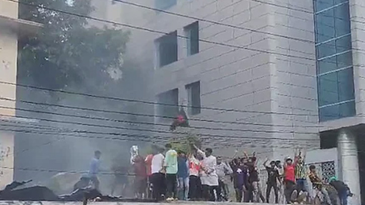 শেখ হাসিনার ধানমন্ডি কার্যালয়ে আগুন, ছাত্র-জনতার উল্লাস
