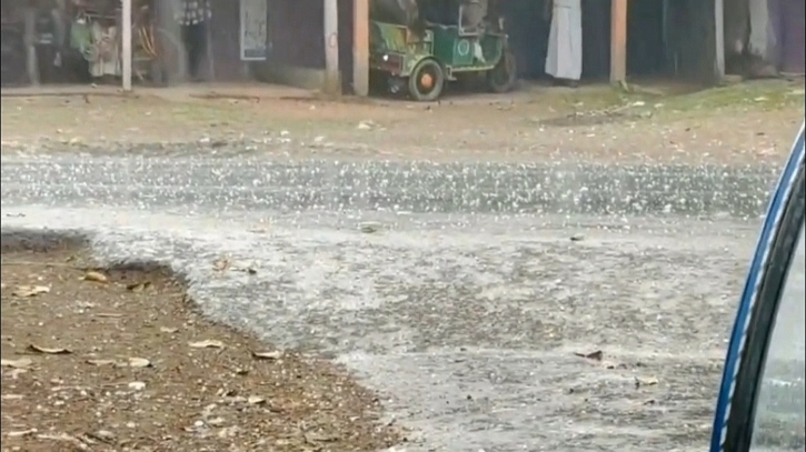 নাটোরের তিন উপজেলায় শিলাবৃষ্টি, ক্ষতির মুখে আম-লিচু আর রবিশস্য