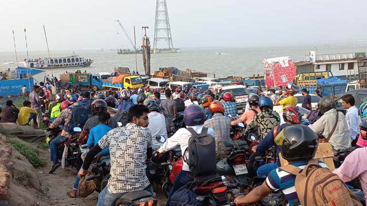 ফেরি সঙ্কটে ঈদযাত্রার বিড়ম্বনা চরমে