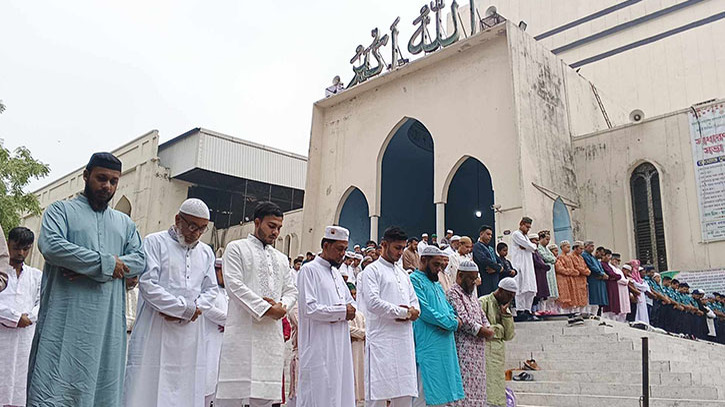 বায়তুল মোকাররমে ঈদের প্রথম জামাত অনুষ্ঠিত