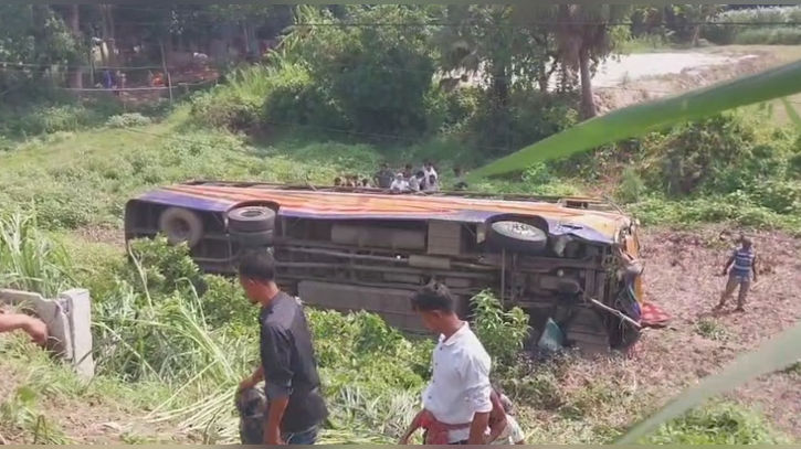 ফরিদপুরে বাস-পিকআপের সংঘর্ষে ২ ব্যবসায়ী নিহত