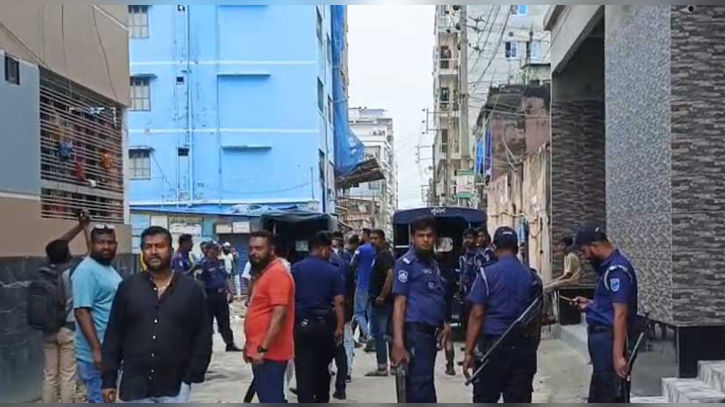 ফতুল্লায় ঝুট ব্যবসা নিয়ে সংঘর্ষে শিশুসহ গুলিবিদ্ধ ৩