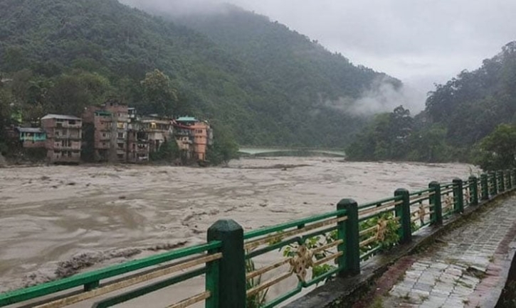 ভারতে হিমবাহ হ্রদ ধসে নিহত ১০, নিখোঁজ ৮২