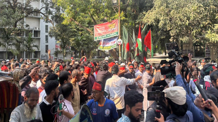 হাদিকে গুলি: তিন দাবিতে সচিবালয়ে ডাকসু নেতারা