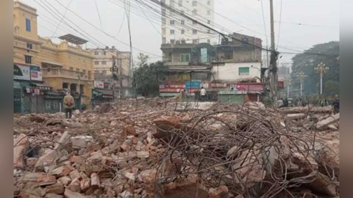হাদির মৃত্যু: রাজশাহীতে গুঁড়িয়ে দেওয়া হল আওয়ামী লীগের কার্যালয়