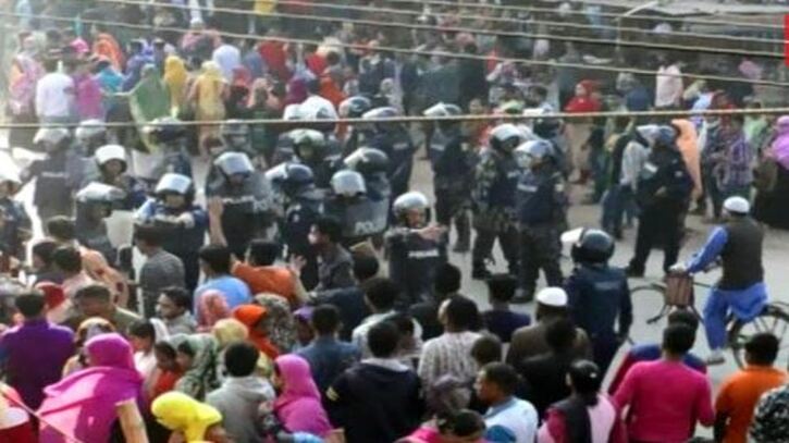 আশুলিয়ায় সংঘর্ষে নারী পোশাক শ্রমিক নিহত