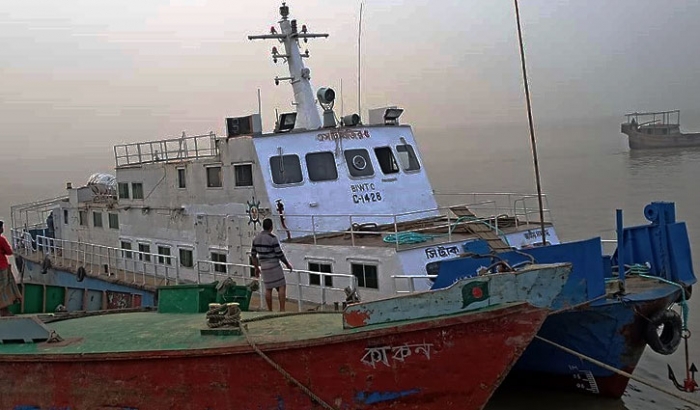 হাতিয়ার সঙ্গে সারাদেশের নৌ যোগাযোগ বন্ধ রয়েছে