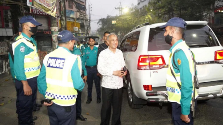 ভোরে রাজধানীর চার থানা পরিদর্শন করলেন স্বরাষ্ট্র উপদেষ্টা