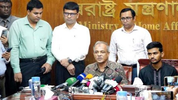 কর্মস্থলে না ফেরা পুলিশদের ক্রিমিনাল হিসেবে দেখব: উপদেষ্টা