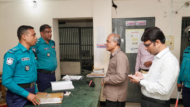 ভোরে ৪ থানা পরিদর্শনে স্বরাষ্ট্র উপদেষ্টা, এসআই-কনস্টেবল বরখাস্ত