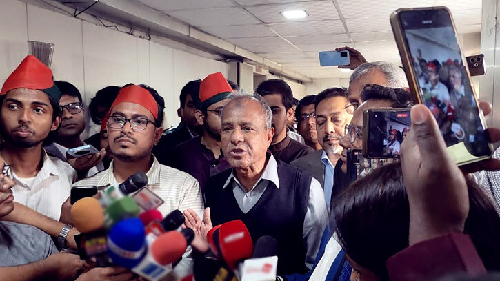হাদির হত্যাচেষ্টাকারীদের সম্পর্কে এখনই সব বলা যাবে না: উপদেষ্টা