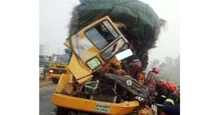 পাবনার ঈশ্বরদীতে কলা বোঝাই ট্রাক উল্টে নিহত ৩