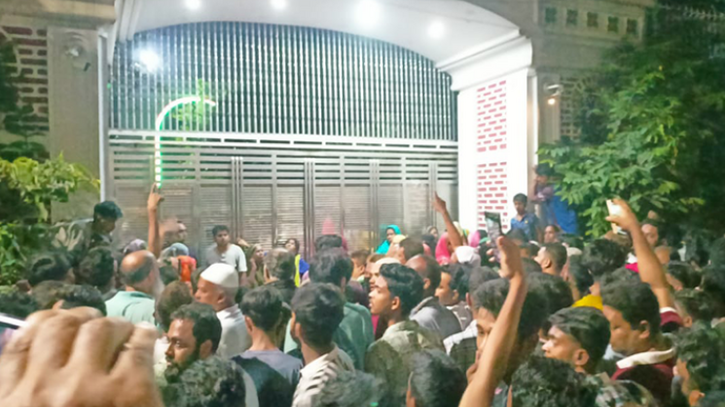 আইভীর বাড়িতে পুলিশ, অনুসারীদের জটলা