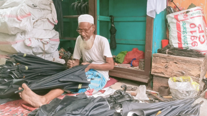 মাত্র ১৫ মিনিটে ছাতা তৈরি করেন ঈমান আলী