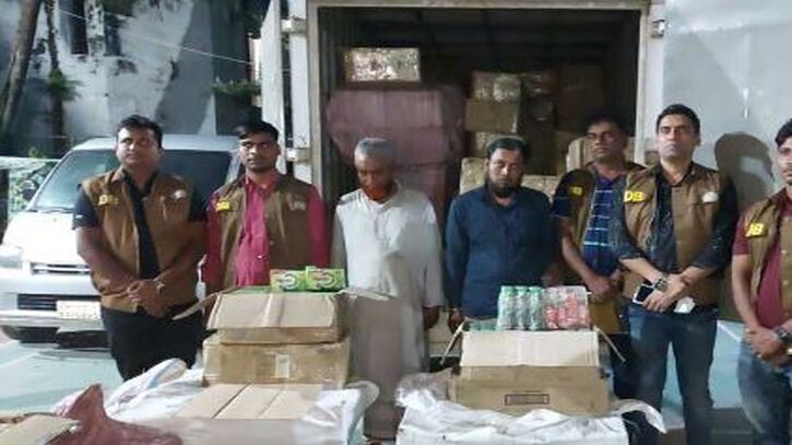 নরসিংদীতে কভার্ড ভ্যানে মিলল বিপুল ভারতীয় প্রসাধনী