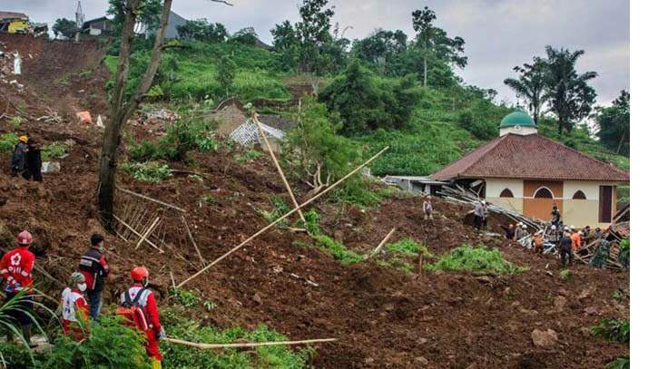 ইন্দোনেশিয়ার সোনার খনিতে দুর্ঘটনায় নিহত ১২