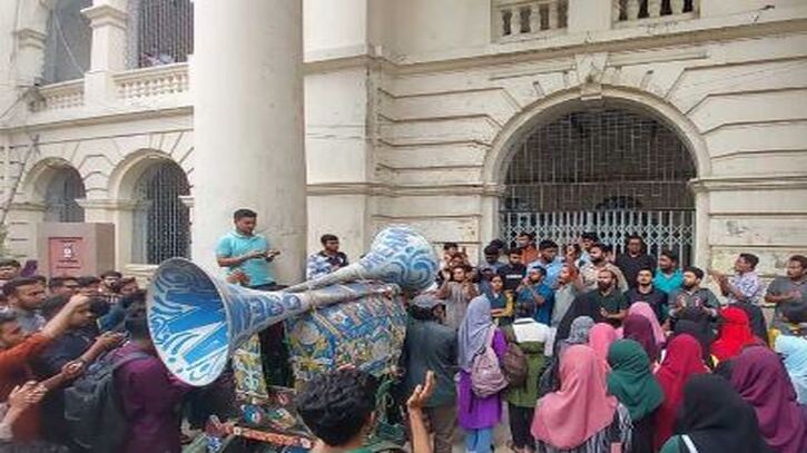 প্রশাসনিক ভবনে তালা দিয়ে জগন্নাথ শিক্ষার্থীদের বিক্ষোভ