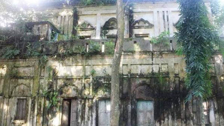 ৩০০ বছরের পুরনো জমিদার বাড়ি ধ্বংসের মুখে