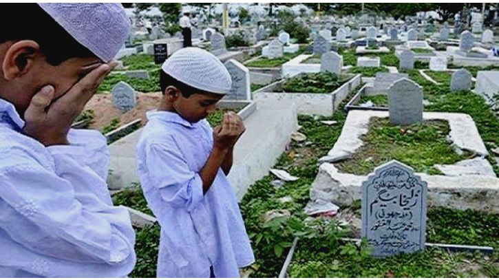 মৃত ব্যক্তিকে দাফন করার পর কবরের কাছে দাঁড়িয়ে দোয়া পড়ার বিধান!