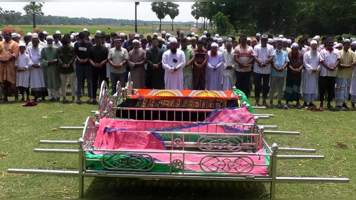 পাশাপাশি কবরে চিরশায়িত মা-তিন মেয়েসহ পাঁচজন, গ্রামজুড়ে শোকের ছায়া