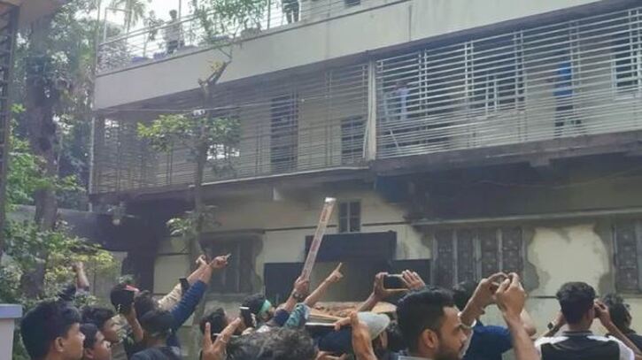 `কাউয়া` স্লোগান দিয়ে ওবায়দুল কাদেরের বাড়ি ভাঙচুর ও আগুন