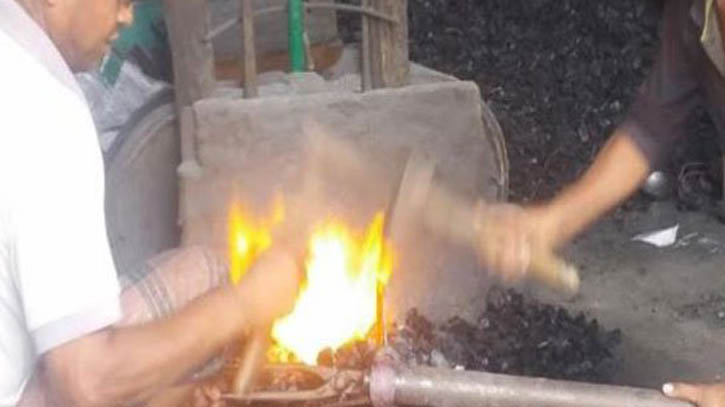 ঈদ সামনে রেখে টুং টাং শব্দে মুখরিত কামারপল্লী