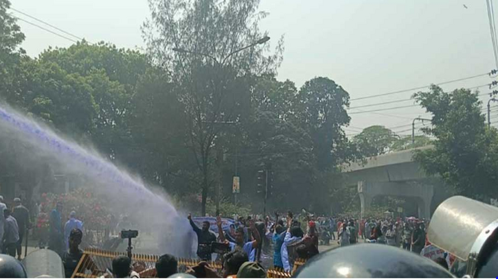 কাঁদুনে গ্যাস, সাউন্ড গ্রেনেডে ছত্রভঙ্গ চাকরিচ্যুত বিডিআর সদস্যরা