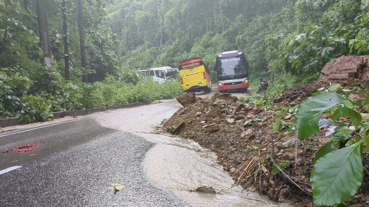 খাগড়াছড়িতে পাহাড় ধস: ঢাকা-চট্টগ্রামের সঙ্গে সড়ক যোগাযোগ স্বাভাবিক