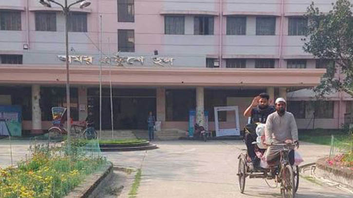 কুয়েট শিক্ষার্থীরা হল ছাড়ছেন