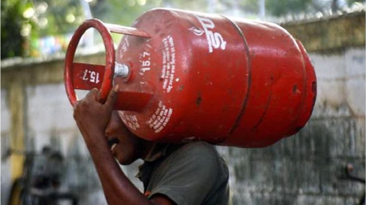 ফের বাড়ল এলপি গ্যাসের দাম