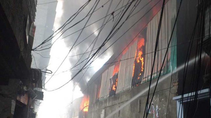 পুরান ঢাকার প্লাস্টিক কারখানায় আগুন