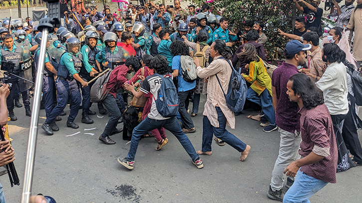 ধর্ষণের বিচার দাবিতে গণপদযাত্রায় পুলিশের লাঠিচার্জ