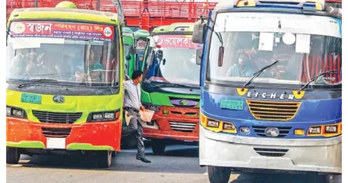 যাত্রীকে চলন্ত বাস থেকে ফেলে দেয়ার অভিযোগে চালকসহ গ্রেফতার ২