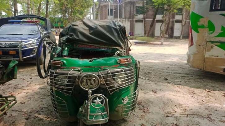 ময়মনসিংহের ত্রিশালে সড়ক দুর্ঘটনায় নিহত ৩