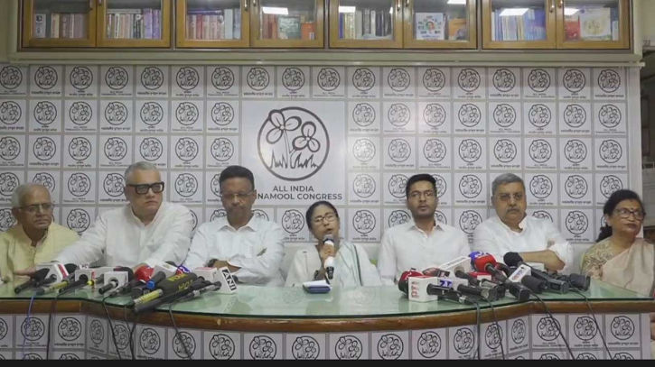 মুখ্যমন্ত্রীর পদ ছাড়ছেন না মমতা, দিলেন স্পষ্ট বার্তা