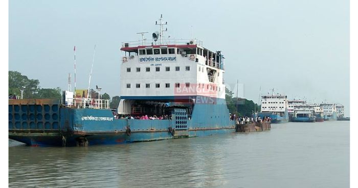 পাটুরিয়ায় ফেরিডুবি: দ্বিতীয় দিনেও উদ্ধার অভিযান চলছে