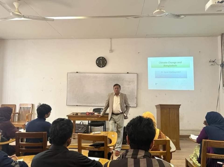 শত ব্যস্ততার মাঝেও ঢাবিতে ক্লাস নিলেন পররাষ্ট্রমন্ত্রী