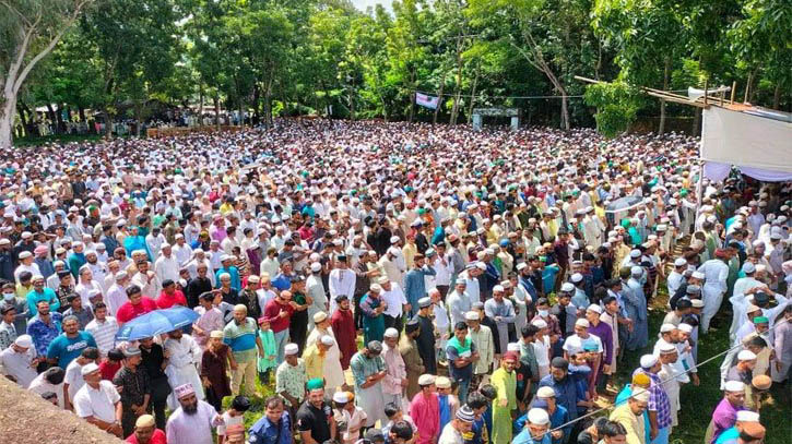 মিরসরাইয়ে ট্রেন দুর্ঘটনায় নিহত ১১ তরুণকে হাটাহাজারীতে দাফন