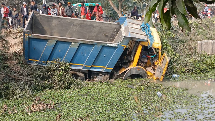 মহাদেবপুরে ট্রাকচাপায় নিহত ৫