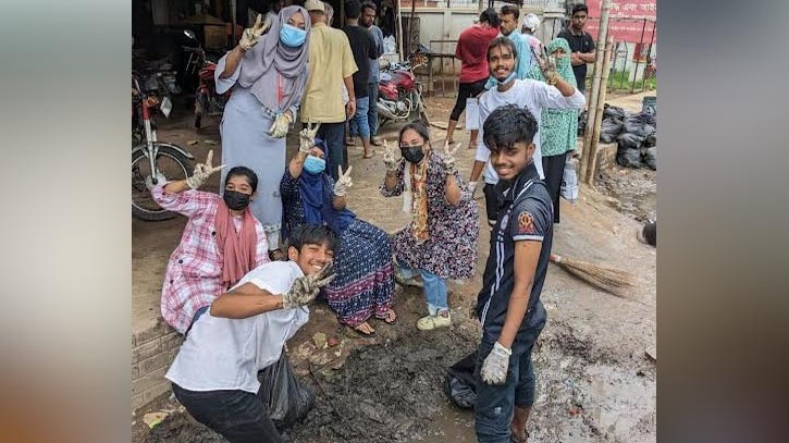 ‘এক যুগের ময়লা’ একদিনে পরিষ্কার করলেন শিক্ষার্থীরা