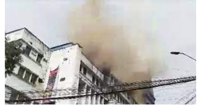 রাজধানীর মতিঝিলে আদমজী কোর্ট ভবনে আগুন