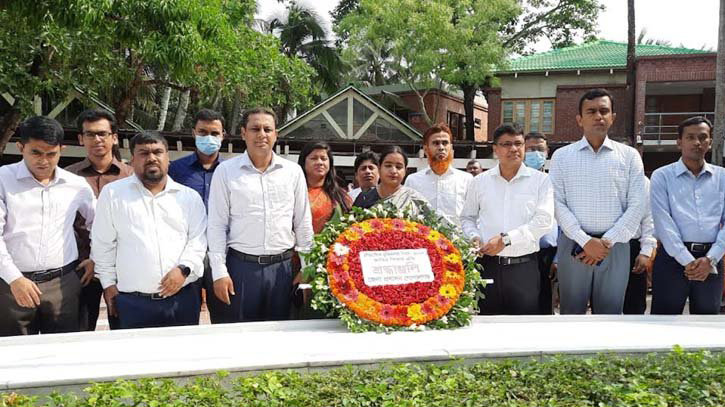 মুজিবনগর দিবসে বঙ্গবন্ধুর সমাধিতে শ্রদ্ধা