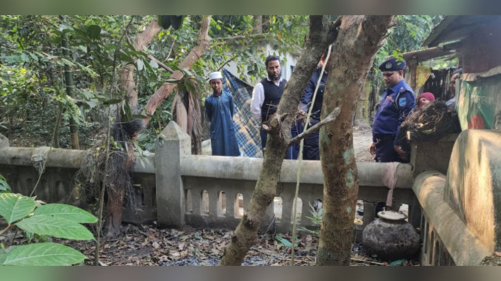 শরীয়তপুরে বিজয় দিবসের ভোরে মুক্তিযোদ্ধার কবরে আগুন