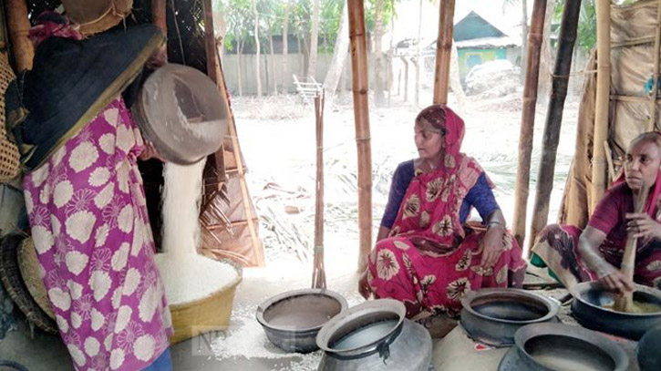 রোজায় দারুণ ব্যস্ত কুমিল্লার মুড়ির গ্রাম