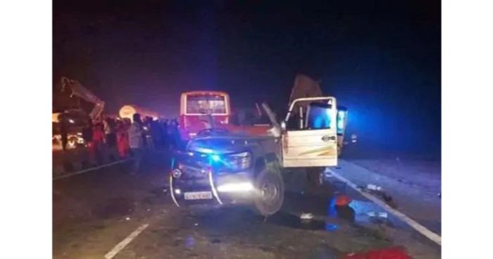 ভারতে পাথর বোঝাই ট্রাকের নিচে বিয়ের গাড়ি, নিহত ১৪