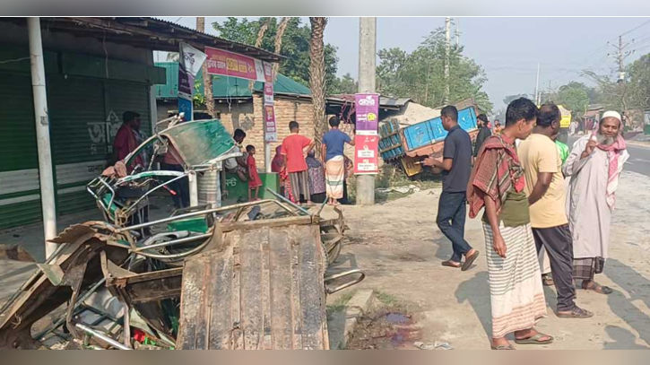 নাটোরে ট্রাক-ইজিবাইক সংঘর্ষে নিহত ৩